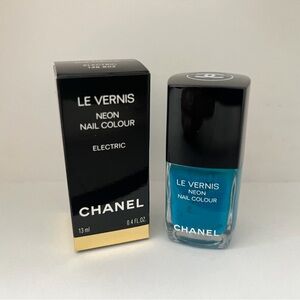 CHANEL Le Vernis Neon Nail Colour in Vibrant Blue